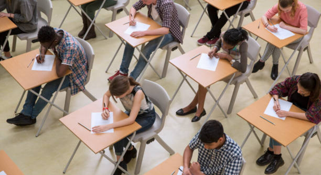 vu d'une salle concours ou d'examen pour le recrutement d'étudiants